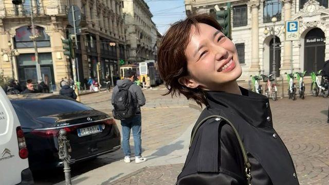 밀라노의 햇살 아래, 박규영의 미소가 빛나는 순간.... 여행룩 스타일링 포인트3