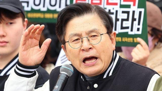 '성대 77학번' 황교안, 모교 탄핵 찬반 집회 참석…후배들 