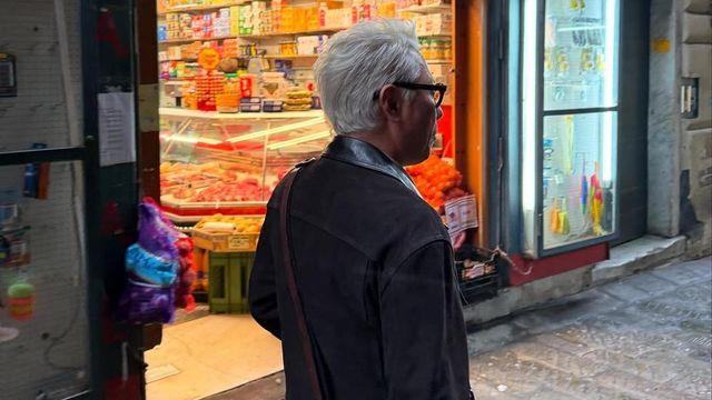 윤종신, 여행자의 감성을 입다…젠틀한 무드의 올블랙 스타일링