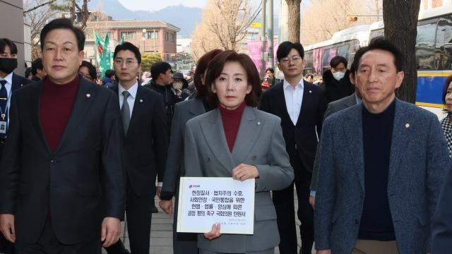 與의원 76명, 헌재에 공개 탄원 