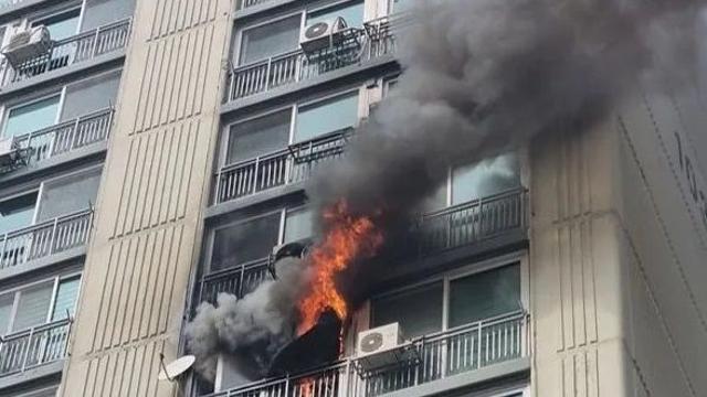 [속보] 군포 광정동 우방목련아파트서 화재 '차량 우회'