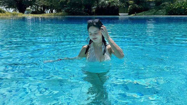 한으뜸, 청량한 화이트 수영복 자태…여름을 앞당긴 우아한 비주얼  