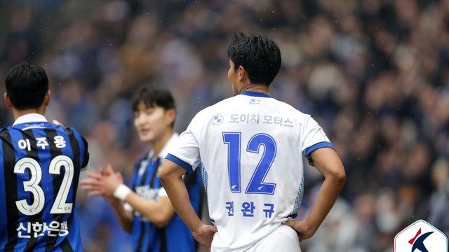 '권완규 충격 퇴장' 수원이 무너졌다…무고사 1골 1AS 인천 'K리그2 결승 1차전' 2-0 완승 [현장 리뷰]