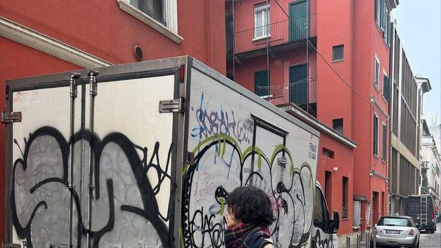 나나, 밀라노의 자유를 입다…편안하면서도 강렬한 스타일링  