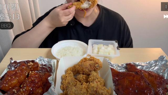 24시간동안 혼자 치킨 19마리 먹는 여자 유튜버