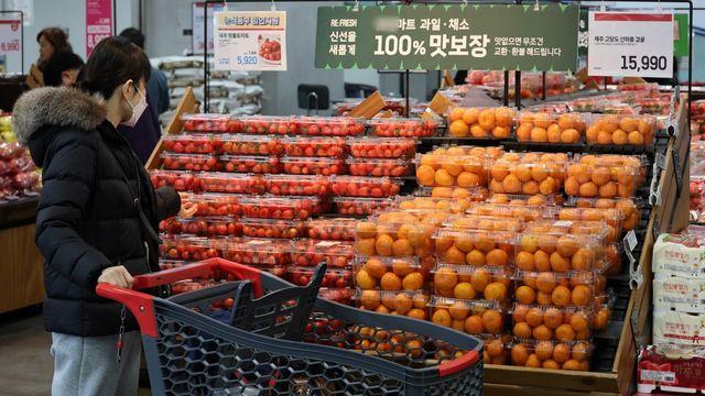 물가 폭등에도 날개 돋친 듯 팔렸다…겨울 제철 귤 제치고 대형마트 판매량 1위 차지한 과일