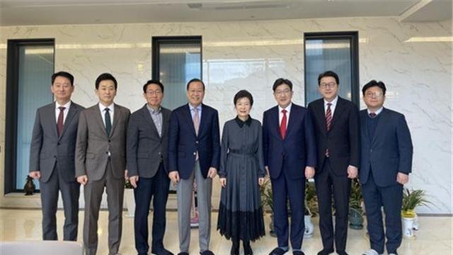 국힘 지도부 만난 박근혜 “국가미래 위해 與 단합해야”, 韓겨냥 