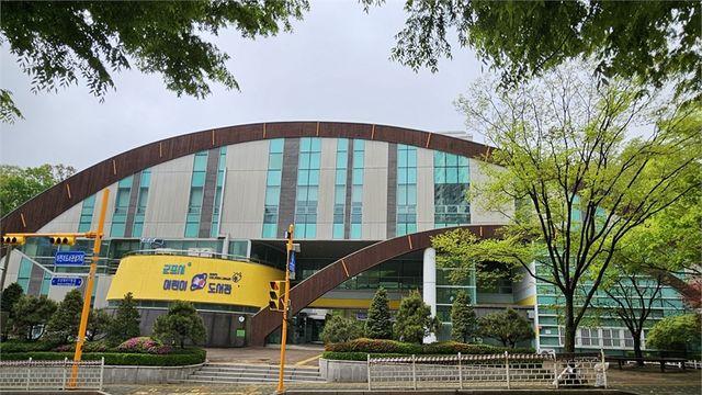군포시 어린이도서관, ‘책꾸러미 대출 서비스’ 운영... 연령별 맞춤 독서 체험 제공