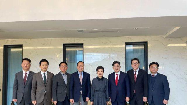 [속보] 박근혜 “윤 대통령 구속, 마음 무겁다… 여당 단합해야”