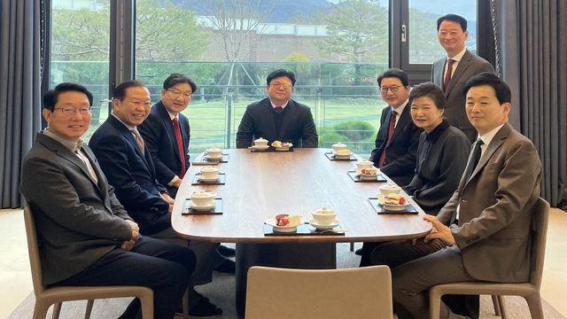 박근혜, 윤석열 구속에 입 열었다…'지난 일 개의치 말라'