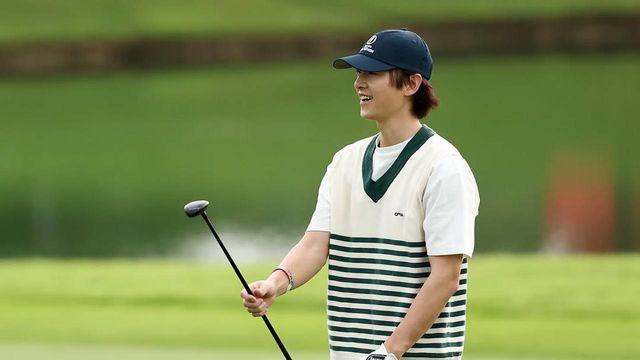 송중기, 필드 위에서 빛나는 우아함… 골프 브랜드 앰버서더 다운 스타일링