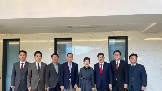 민주당, 朴 예방한 與에 