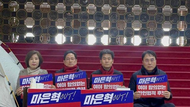 전한길, '마은혁 반대' 단식 국힘 의원에 빨간 목도리 매어주며…
