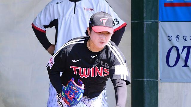 LG 이적 후 첫 경기 삼자범퇴 '완벽 데뷔', 그런데 