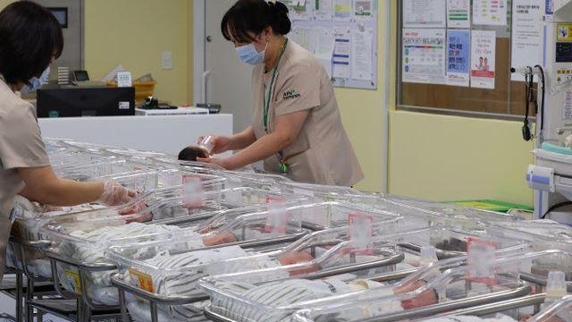 '연소득 2억' 부부도 신생아 특례 받게했더니…