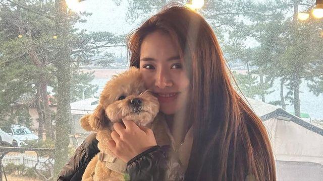 설하윤, 겨울 감성 가득한 캠핑룩…댕댕이와 함께하는 힐링 타임  