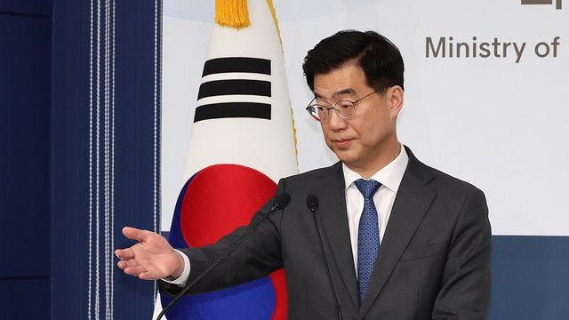 외교부, 美 '우크라 군사원조 중단'에 