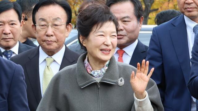 與 '파면' 박근혜 예방 악수 됐나…