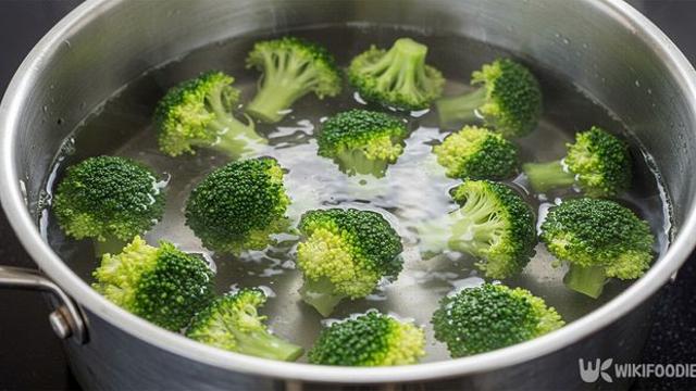 브로콜리 힘들게 데치기 하지 마세요… 이 방법은 평생 도움됩니다
