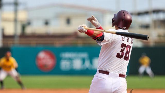 2루타 2개→이적 첫 홈런...'거포 이적생' 김동엽, 재기 신호탄 쐈다 [IS 피플]