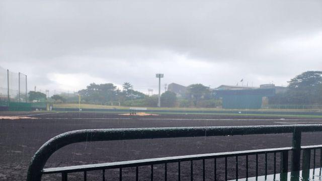 야구장 강타한 거대 빗줄기, LG-SSG 마지막 연습경기 '우천 취소'…2025시즌 스프링캠프 마무리 [오키나와 현장]