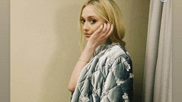 다코타 패닝, 빈티지한 무드 속 우아함…퍼 디테일 가운으로 완성한 '고혹적인 겨울'  