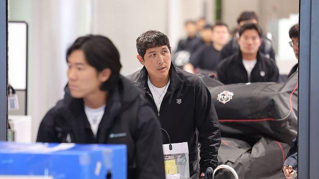 kt 황재균, 체중 감량하고 외야 수비까지…