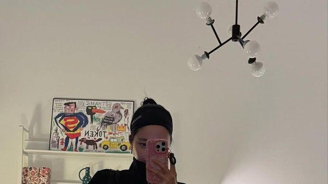 손나은, 올블랙 룩으로 완성한 모던 발레코어…화이트 스타킹으로 포인트  