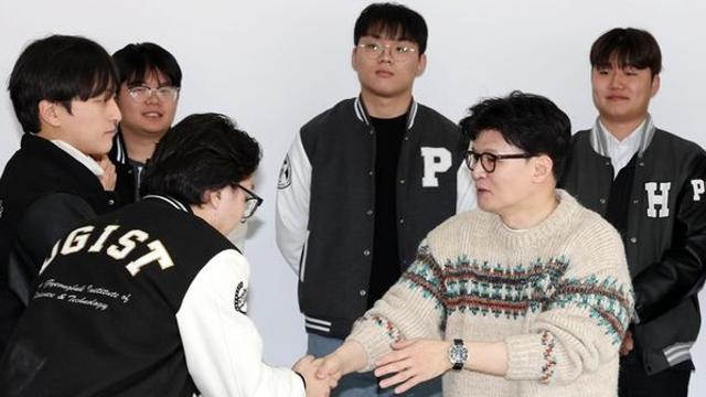 한동훈, 눈앞에서 사인 찢어버리는 대학생에게 보인 '반응'