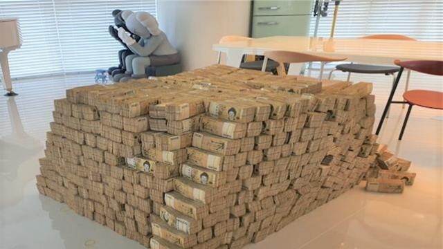 불법도박사이트 운영자 집에서 나온 5만원권 다발