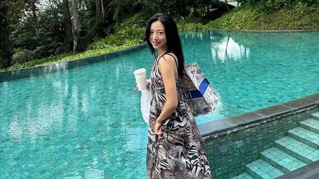 김남주, 자연 속에서 빛나는 휴양지 스타일링…여유로운 우아함