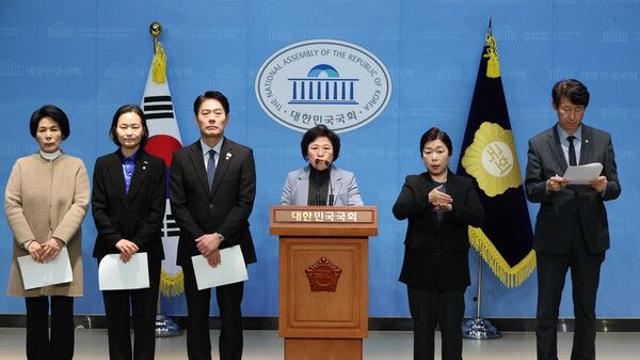 조국혁신당, 尹 구속 취소 결정에 “검찰 항소해야...윤석열 죄 없는 거 아냐”