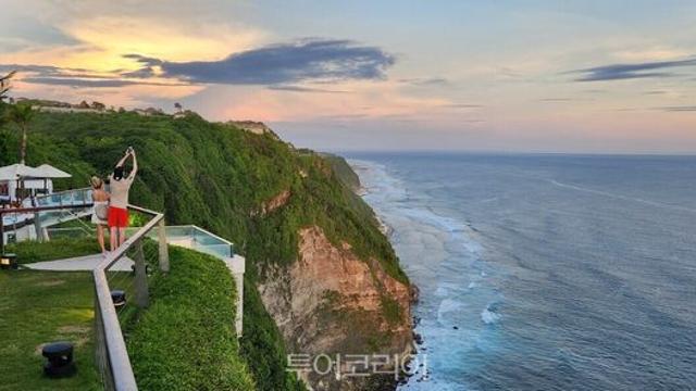 생애 단 한번 허니문!  인생샷 핫플 '더 엣지 럭셔리 리조트' 어때