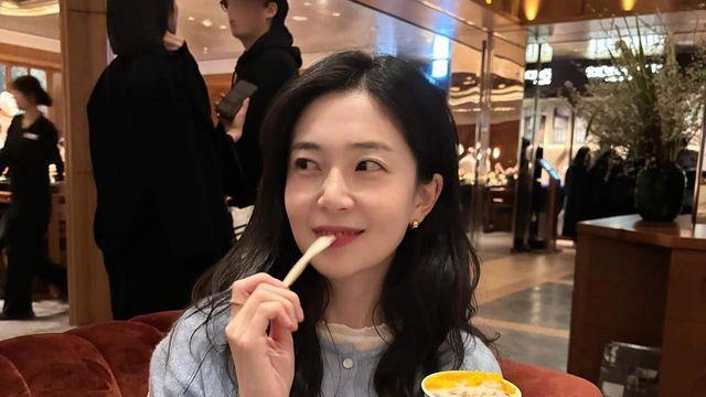 파스텔 블루로 완성한 러블리 무드, 백진희의 데일리룩