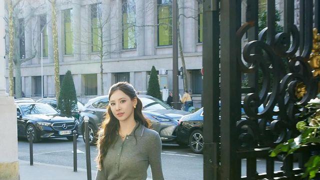 이나연, 우아한 모노톤 룩으로 완성한 '파리의 순간'