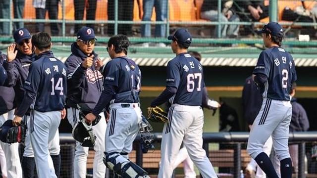 양의지 볼넷→이유찬 땅볼 타점…