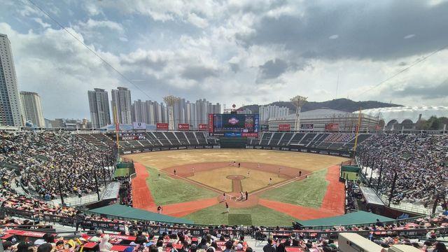KIA-롯데 프로야구 시범경기에 1만7천328명 구름 관중 입장