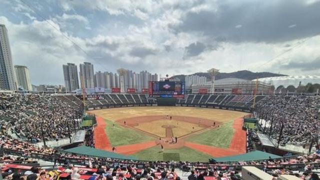 KIA-롯데 프로야구 시범경기에 1만7천352명 구름 관중 입장(종합)