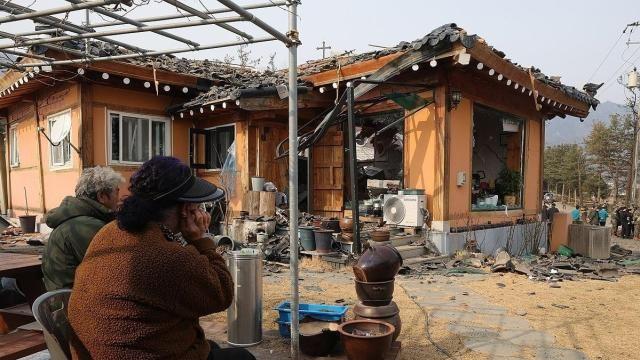 [사진으로 읽는 국방] 초유의 전투기 오폭, 포천 민가 덮쳤다