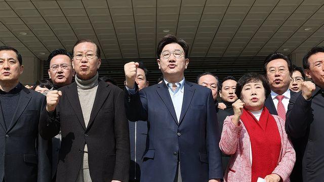 尹구속 취소에 여야 검찰 압박…