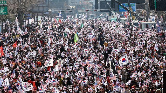 尹 구속취소 후 첫 주말 지지자들 집결…