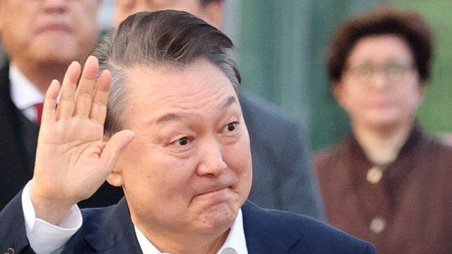 구치소 나온 윤석열…밝은 표정 속 6번 허리 숙였다