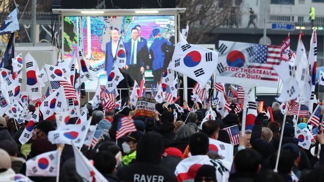 '尹 석방' 엇갈린 탄핵 집회 