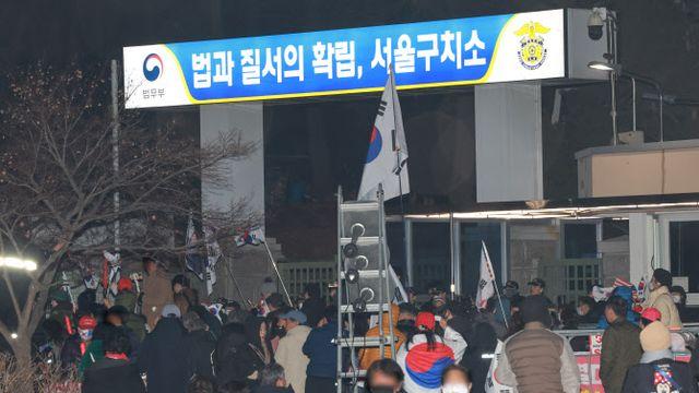 구치소·관저 앞에 모인 尹 지지자…