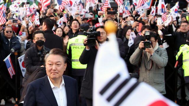 윤 대통령 체포 52일 만에 석방… 한남동 관저서 감사 인사