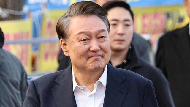 윤 대통령 석방... 구치소에서 걸어나와 지지자들에게 손 흔들어