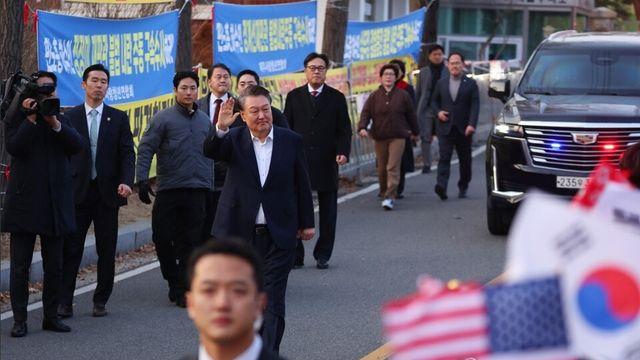 尹, 구속취소 결정으로 결국 석방... 檢, 무죄 아닌 불구속 상태로 '내란수괴' 혐의 수사