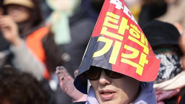 관저 앞 '탄핵 반대' 함성... 전광훈 