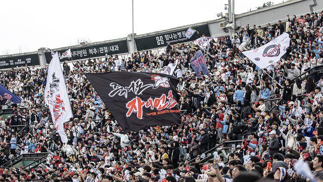 시범경기야? 가을야구야? 롯데-KIA 이틀 연속 구름관중…1만 7890석 완판! [부산 현장]