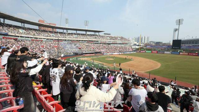 14만명 몰린 ‘야구의 봄’, 시범경기부터 후끈…빨라지고 과감해졌다